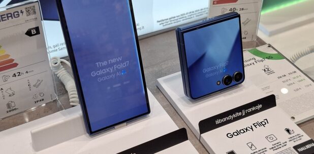 iPhone Duo z pękniętym ekranem. Eksperci wskazują na zawias