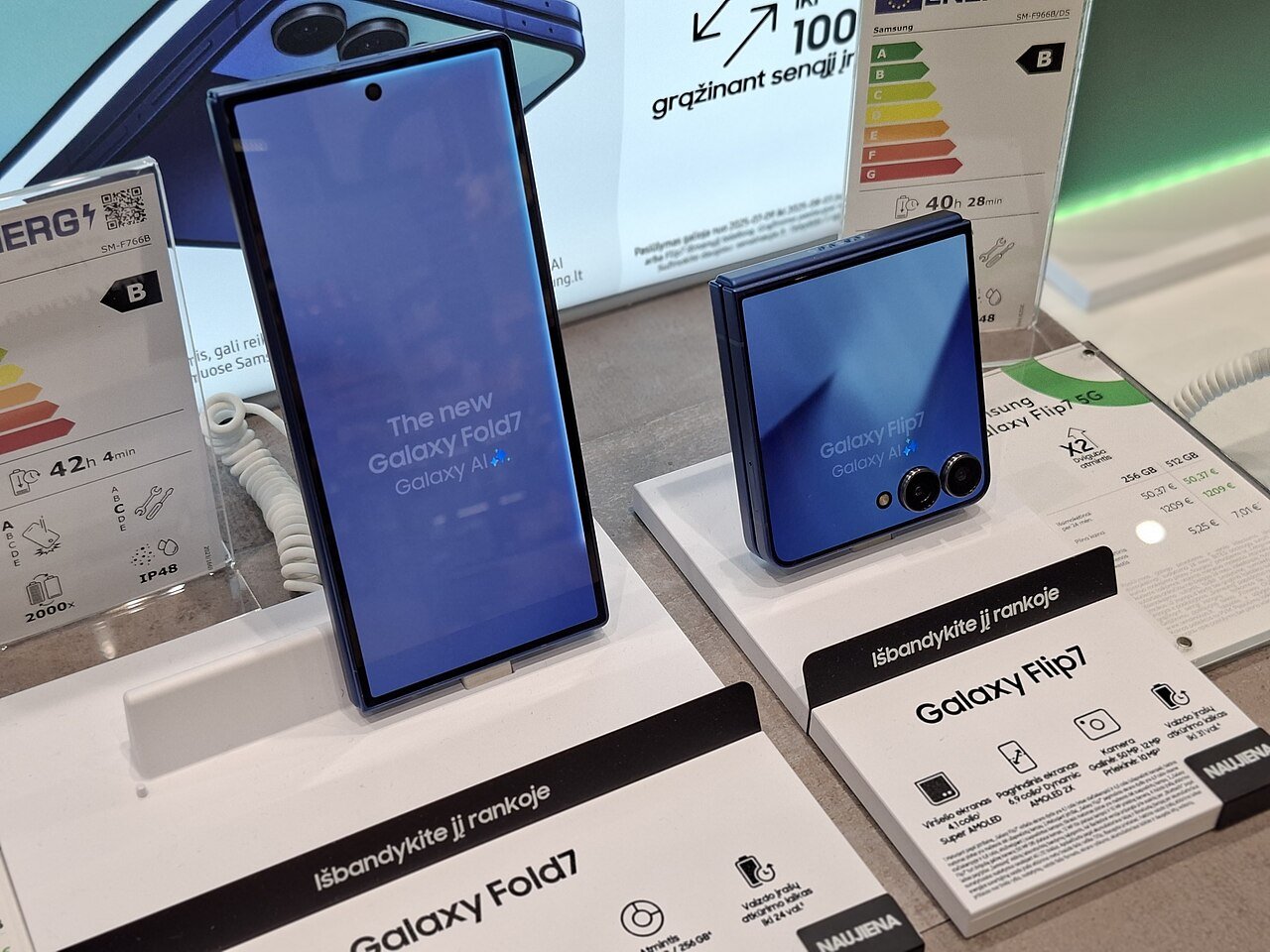 iPhone Duo z pękniętym ekranem. Eksperci wskazują na zawias